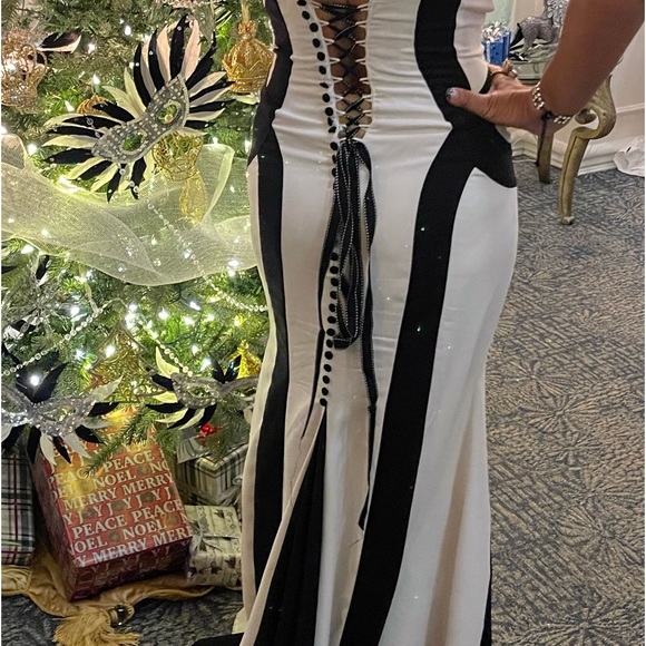 Mori Lee Beautiful Black and White evening/prom dress - Picture 9 of 9